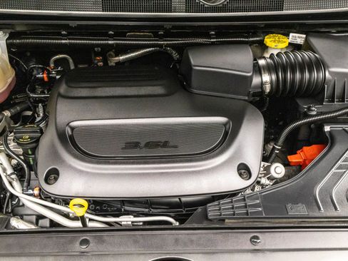 Used 2023 Chrysler Pacifica Touring-L image 41