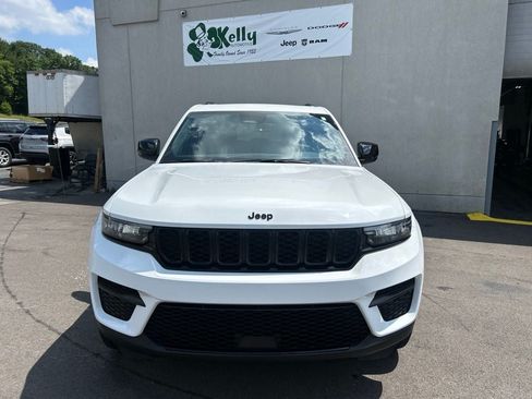 Used 2023 Jeep Grand Cherokee Altitude AWD/4WD image 9
