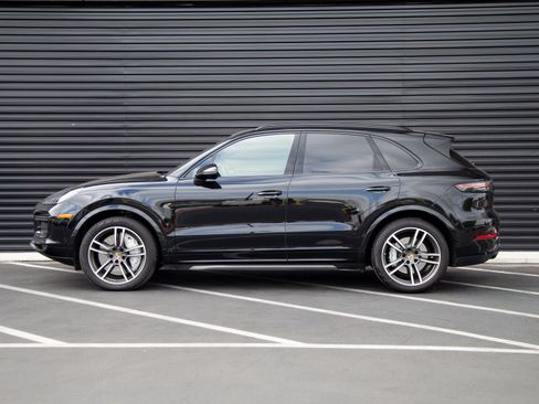 Certified 2023 Porsche Cayenne Turbo AWD/4WD image 2