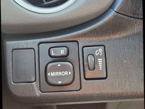 Used 2012 Toyota Yaris SE image 25