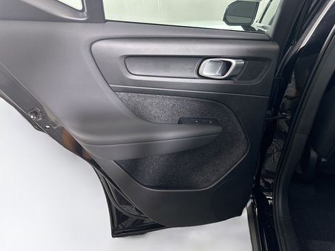 Used 2025 Volvo XC40 B5 Core image 27