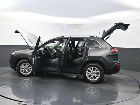 Used 2018 Jeep Cherokee Latitude Plus image 32