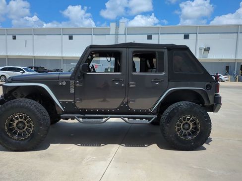 Used 2018 Jeep Wrangler Unlimited Rubicon w/ Connectivity Group AWD/4WD image 9