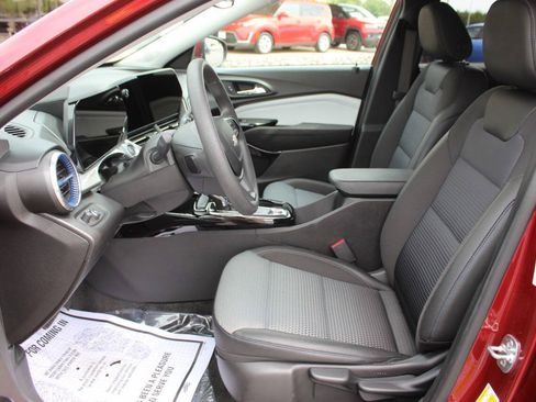 Used 2025 Chevrolet Trax LT FWD image 17