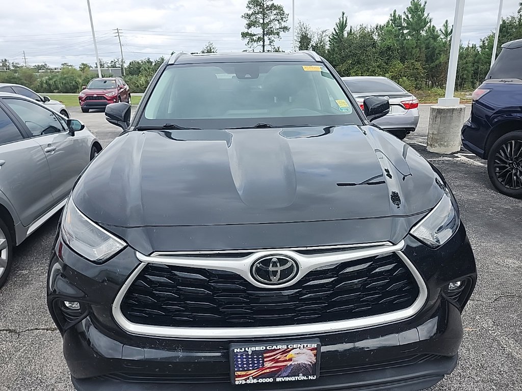 Used 2022 Toyota Highlander XLE AWD/4WD image 4