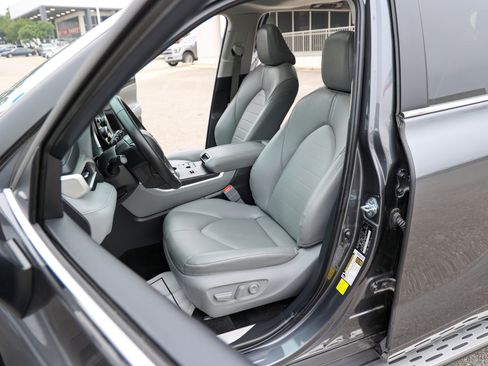 Used 2025 Toyota Highlander XLE AWD/4WD image 45