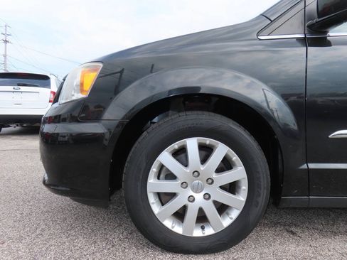 Used 2014 Chrysler Town & Country Touring FWD image 30