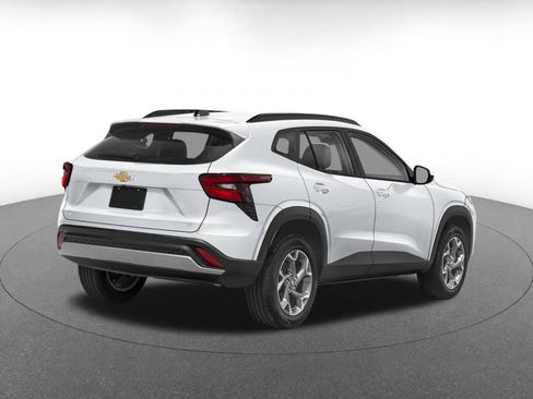 Used 2025 Chevrolet Trax LT FWD image 2