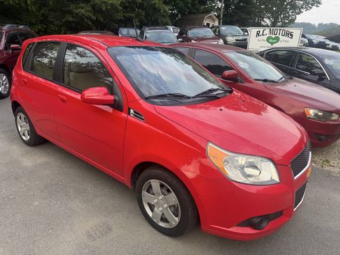 Used 2009 Chevrolet Aveo5 LT w/ Power and Convenience Package image 2