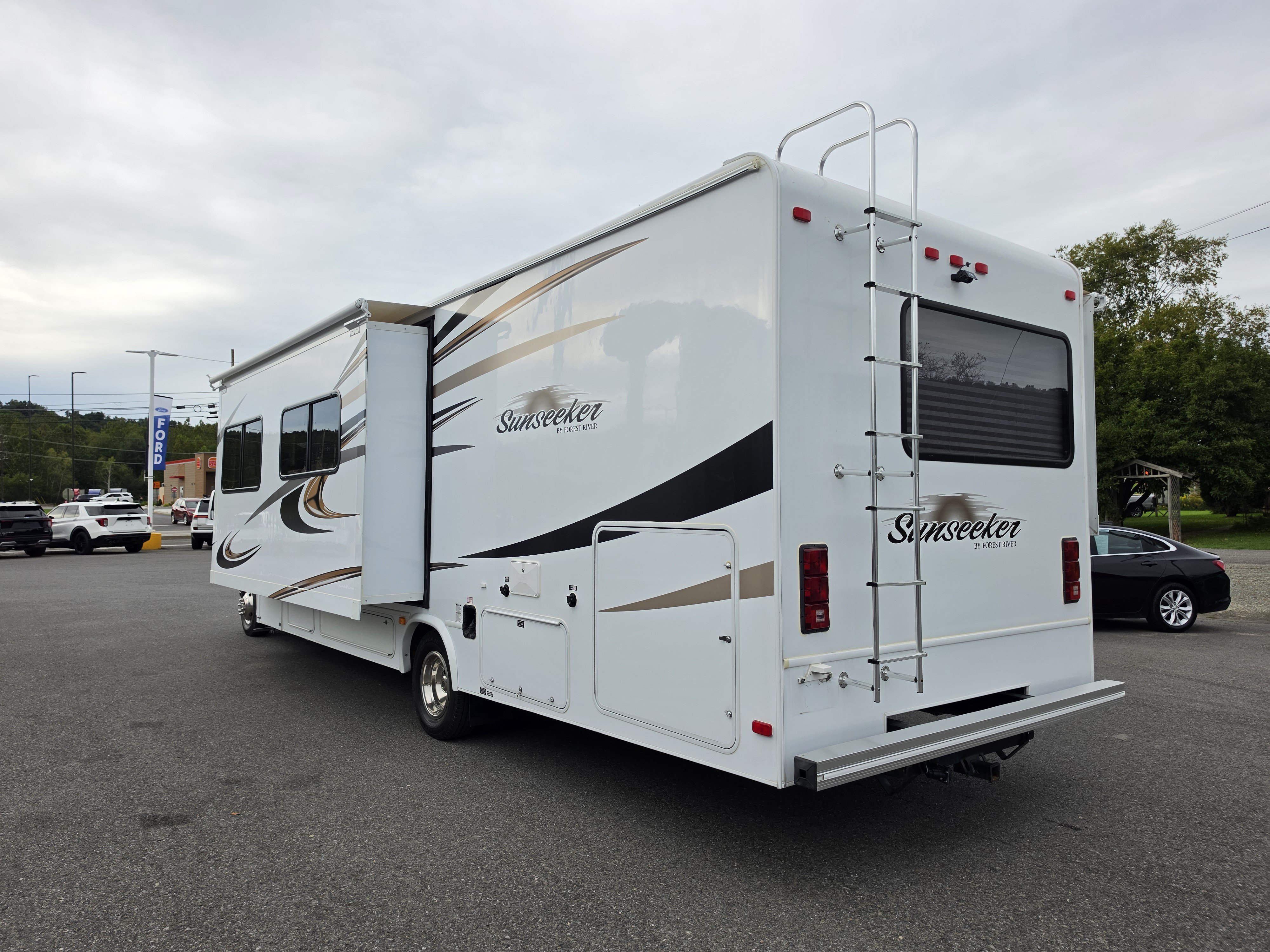 Used 2012 Ford E-450 and Econoline 450 Super Duty w/ Motorhome Prep Pkg RWD image 5