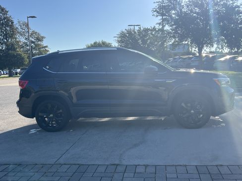 Used 2024 Volkswagen Taos SE w/ Panoramic Sunroof Package FWD image 10