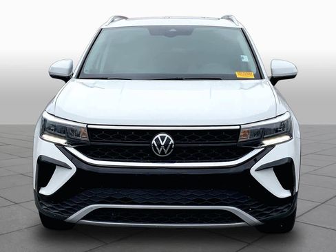 Used 2023 Volkswagen Taos SE w/ Panoramic Sunroof Package FWD image 4