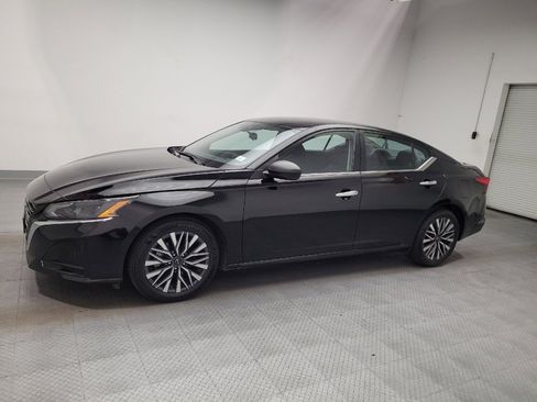 Used 2025 Nissan Altima 2.5 SV FWD image 2