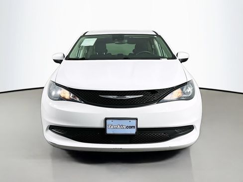 Used 2023 Chrysler Voyager LX FWD image 2