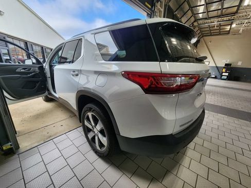 Used 2021 Chevrolet Traverse LT w/ LT Premium Package FWD image 6