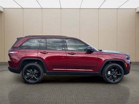 Certified 2024 Jeep Grand Cherokee Limited w/ Black Appearance Package image 6