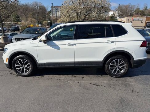 Used 2020 Volkswagen Tiguan SE w/ Panoramic Sunroof Package image 3