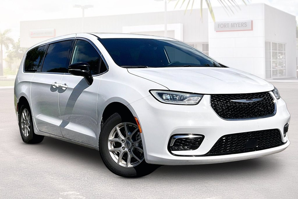 Used 2025 Chrysler Pacifica Select FWD image 1