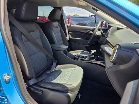 Used 2025 Chevrolet Trax LT FWD image 18