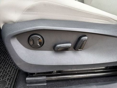 Used 2022 Volkswagen Tiguan SE image 14