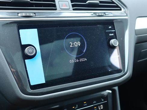 New 2024 Volkswagen Tiguan SE w/ Panoramic Sunroof Package image 24