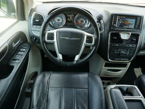 Used 2014 Chrysler Town & Country Touring FWD image 36