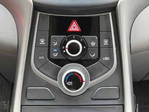 Used 2014 Hyundai Elantra SE FWD image 23