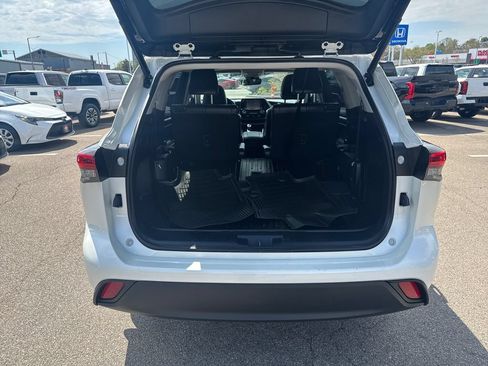 Used 2021 Toyota Highlander XLE AWD/4WD image 7