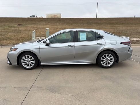 Used 2022 Toyota Camry SE FWD image 6