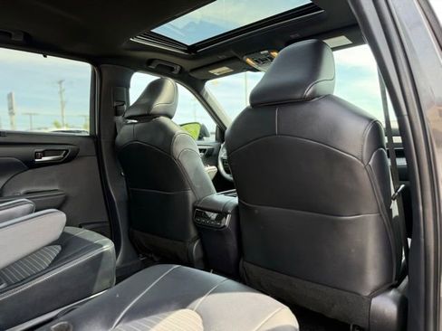 Used 2025 Toyota Highlander XSE AWD/4WD image 19