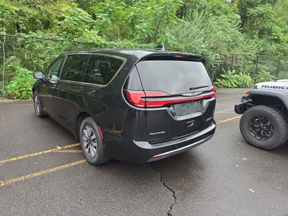 Used 2022 Chrysler Pacifica Touring-L w/ Uconnect Theater Family Group FWD image 3