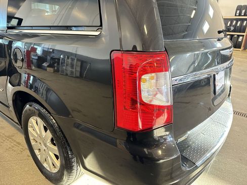 Used 2014 Chrysler Town & Country Touring image 29