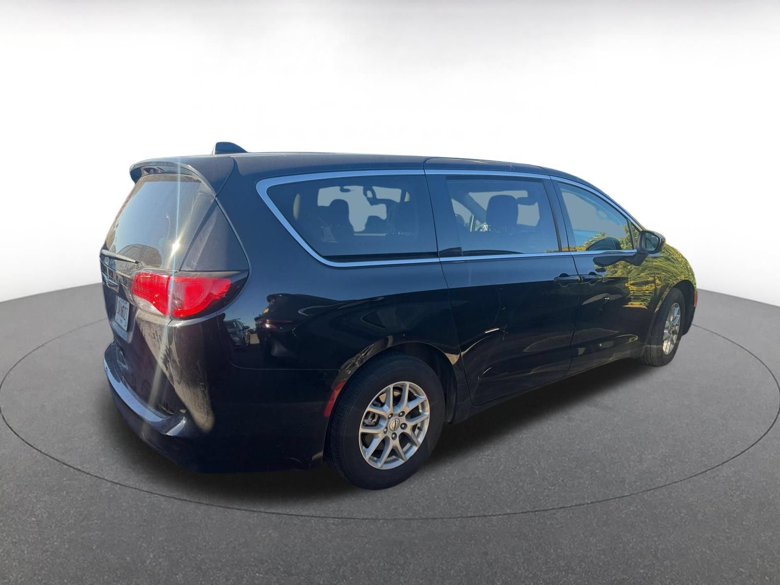 Used 2024 Chrysler Voyager LX FWD image 3