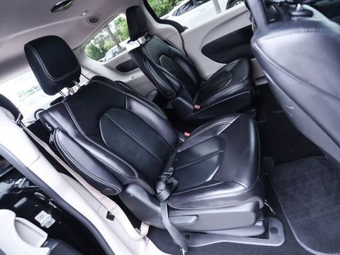 Used 2022 Chrysler Pacifica Touring-L w/ Uconnect Theater Family Group FWD image 57
