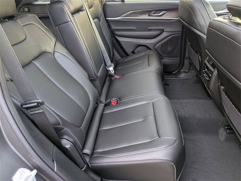 New 2025 Jeep Grand Cherokee Limited w/ Black Appearance Package image 28