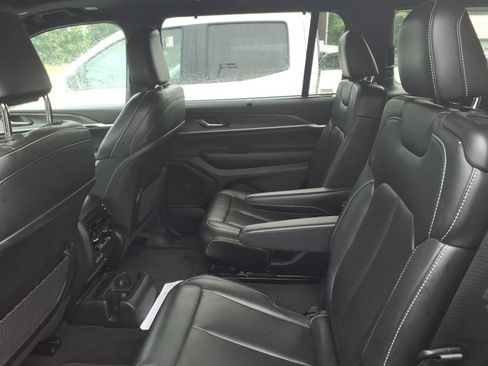 Used 2024 Jeep Grand Cherokee L Limited w/ Luxury Tech Group II AWD/4WD image 15