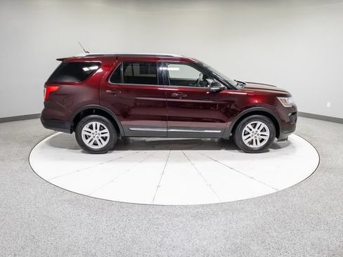 Used 2018 Ford Explorer XLT w/ Equipment Group 202A AWD/4WD image 9