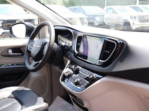 Used 2024 Chrysler Pacifica Touring-L FWD image 34