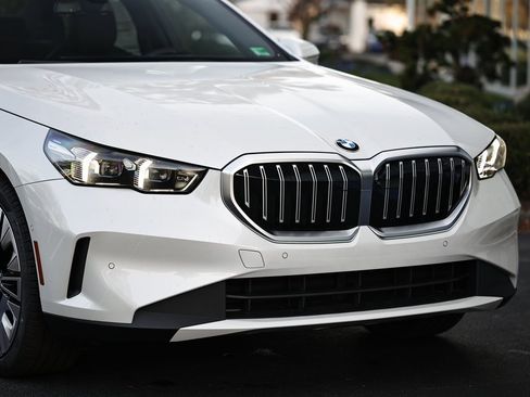 New 2026 BMW 530i w/ Premium Package image 2