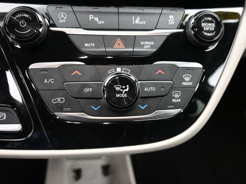 Used 2023 Chrysler Pacifica Touring-L FWD image 20