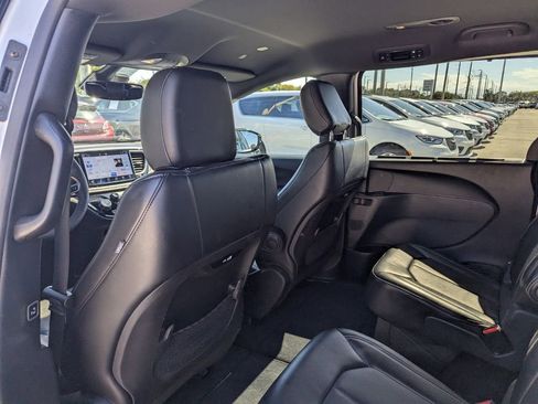 Used 2025 Chrysler Pacifica Select image 21