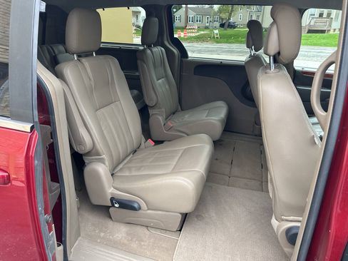 Used 2015 Chrysler Town & Country Touring FWD image 10