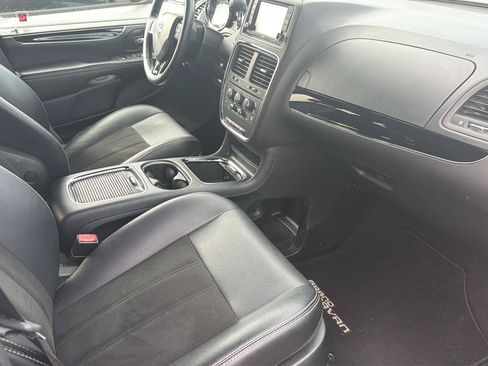 Used 2019 Dodge Grand Caravan SXT w/ Blacktop Package FWD image 21