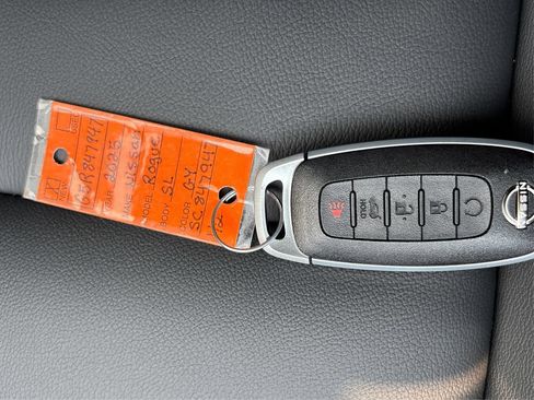 Used 2025 Nissan Rogue SL AWD/4WD image 42