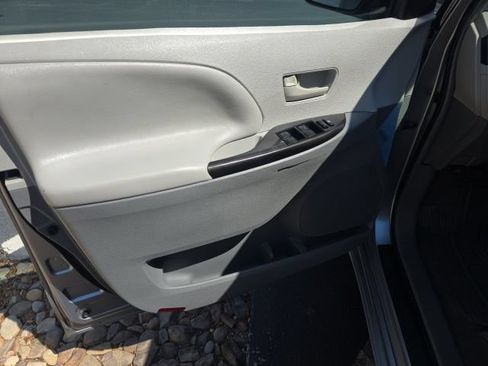 Used 2012 Toyota Sienna LE w/ Towing Pkg FWD image 16