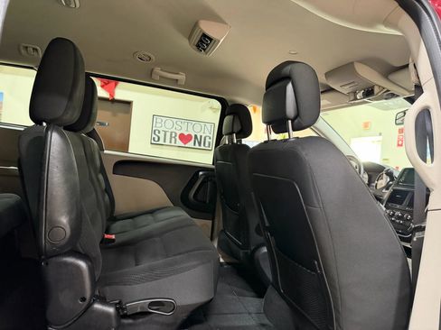 Used 2019 Dodge Grand Caravan SE image 28