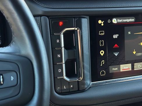 Used 2024 GMC Yukon Denali w/ Advanced Technology Package AWD/4WD image 25