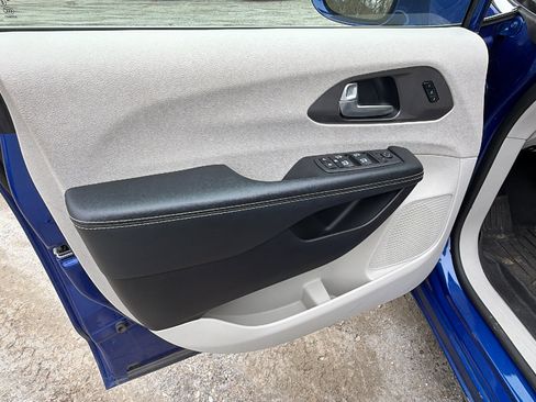 Used 2021 Chrysler Pacifica Touring-L w/ Uconnect Theater Family Group image 14