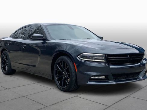 Used 2017 Dodge Charger SXT w/ Driver Confidence Group image 2