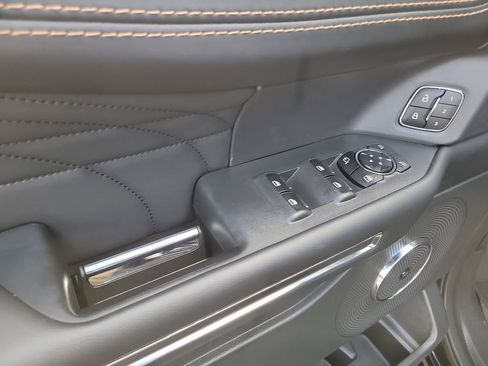 Used 2023 Ford Expedition Platinum image 17